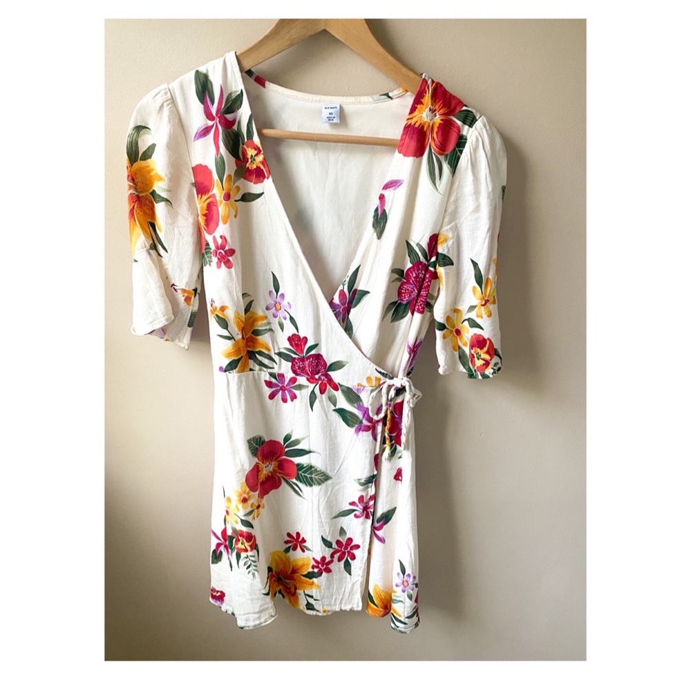 NWOT Off White Vacation Floral Short Sleeve Wrap Mini Dress